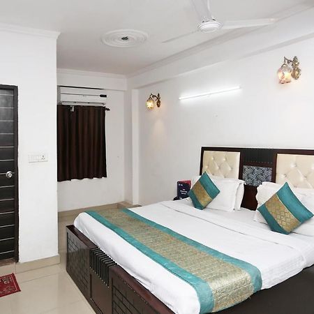 Hotel Oyo 8253 Golden Heights Nuova Delhi Esterno foto