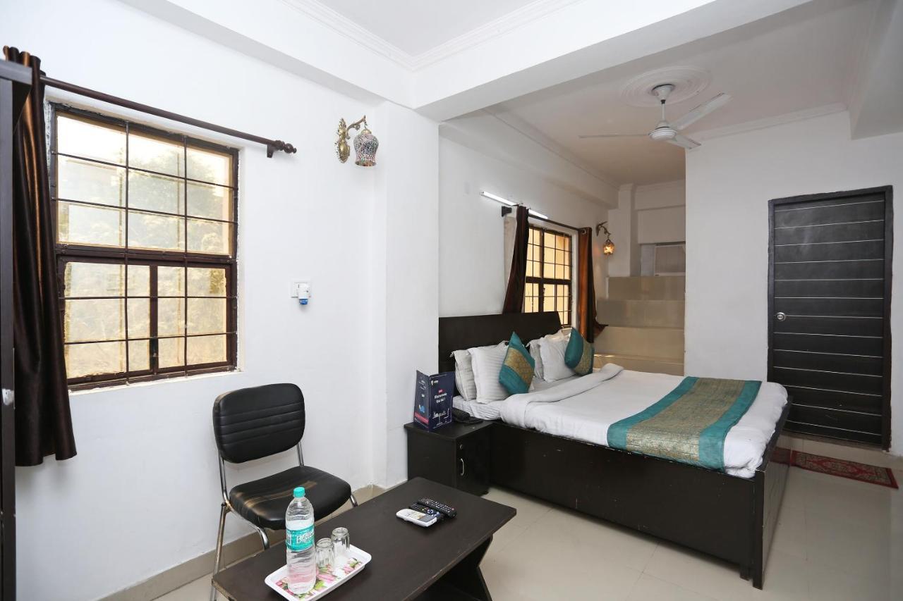 Hotel Oyo 8253 Golden Heights Nuova Delhi Esterno foto