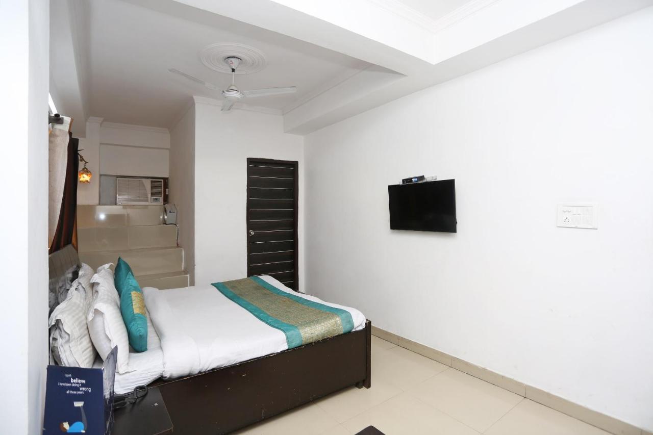 Hotel Oyo 8253 Golden Heights Nuova Delhi Esterno foto