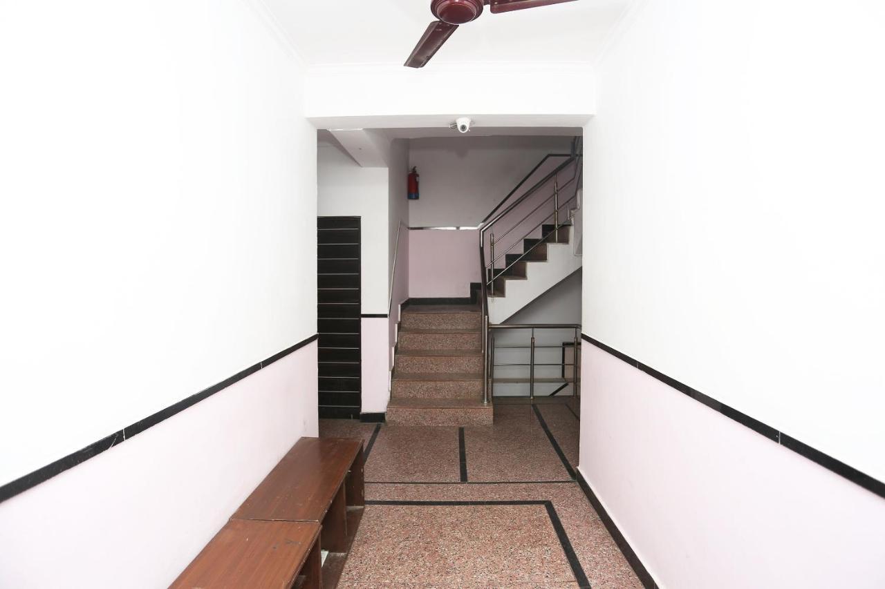 Hotel Oyo 8253 Golden Heights Nuova Delhi Esterno foto