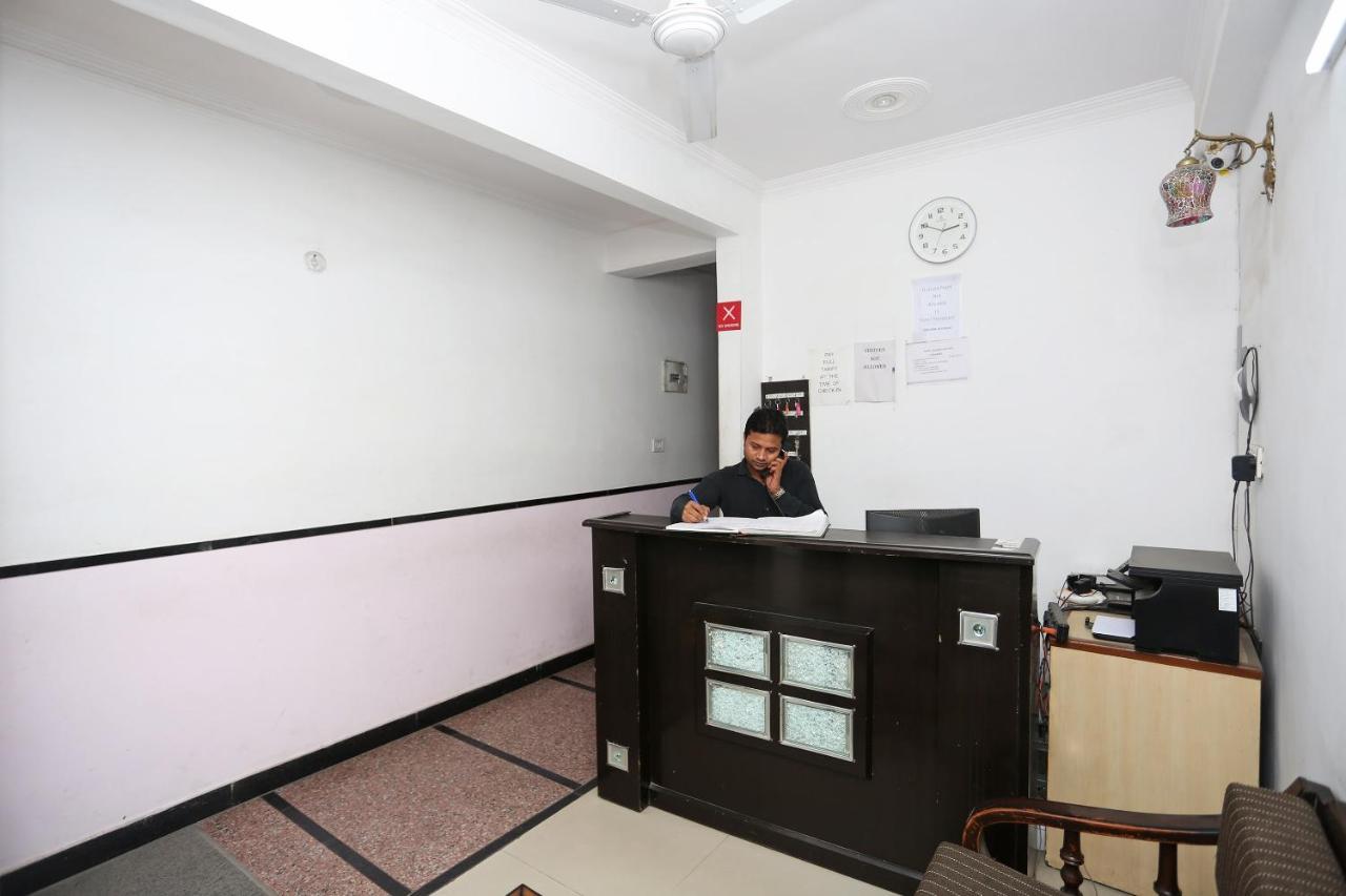 Hotel Oyo 8253 Golden Heights Nuova Delhi Esterno foto