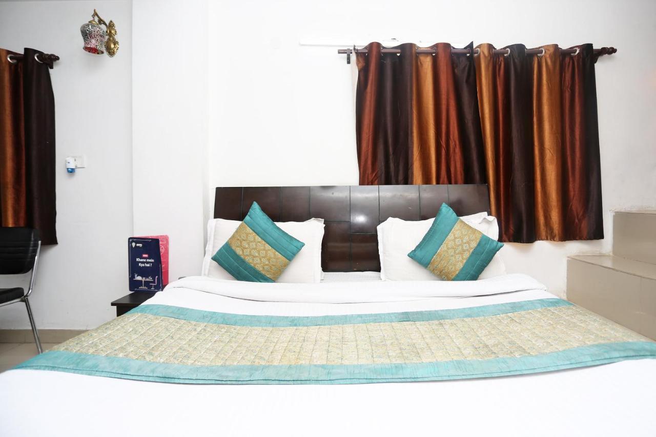 Hotel Oyo 8253 Golden Heights Nuova Delhi Esterno foto