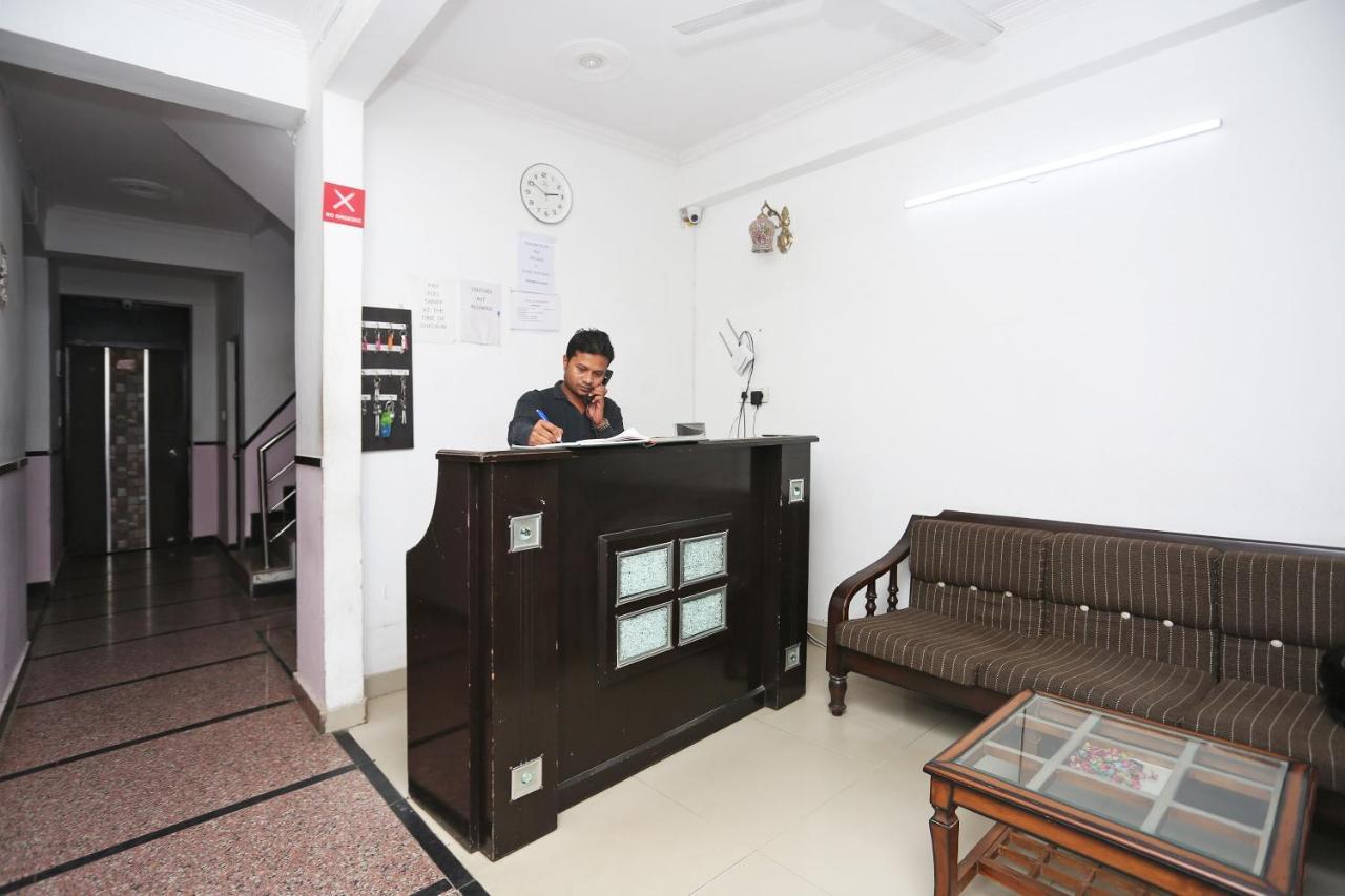 Hotel Oyo 8253 Golden Heights Nuova Delhi Esterno foto