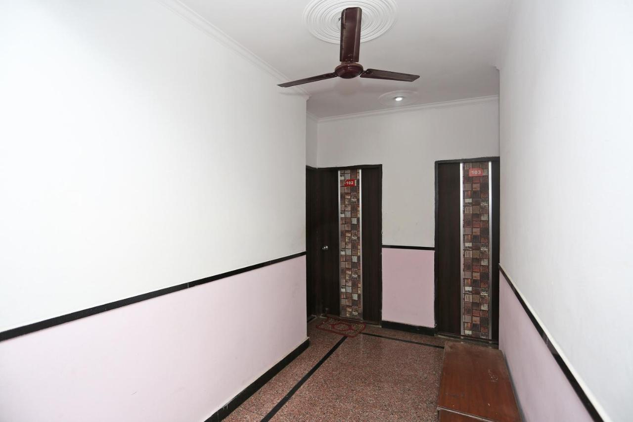 Hotel Oyo 8253 Golden Heights Nuova Delhi Esterno foto