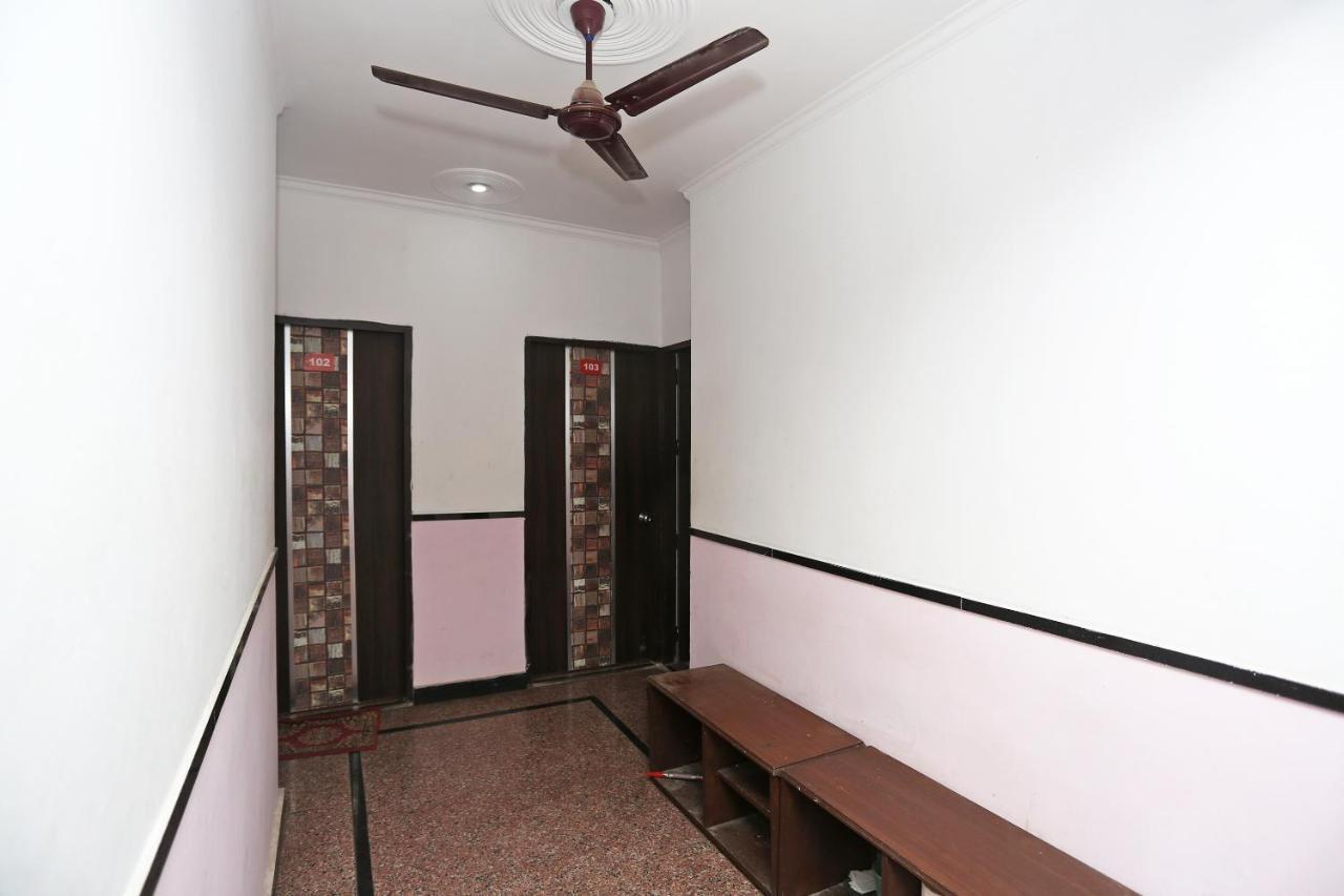 Hotel Oyo 8253 Golden Heights Nuova Delhi Esterno foto
