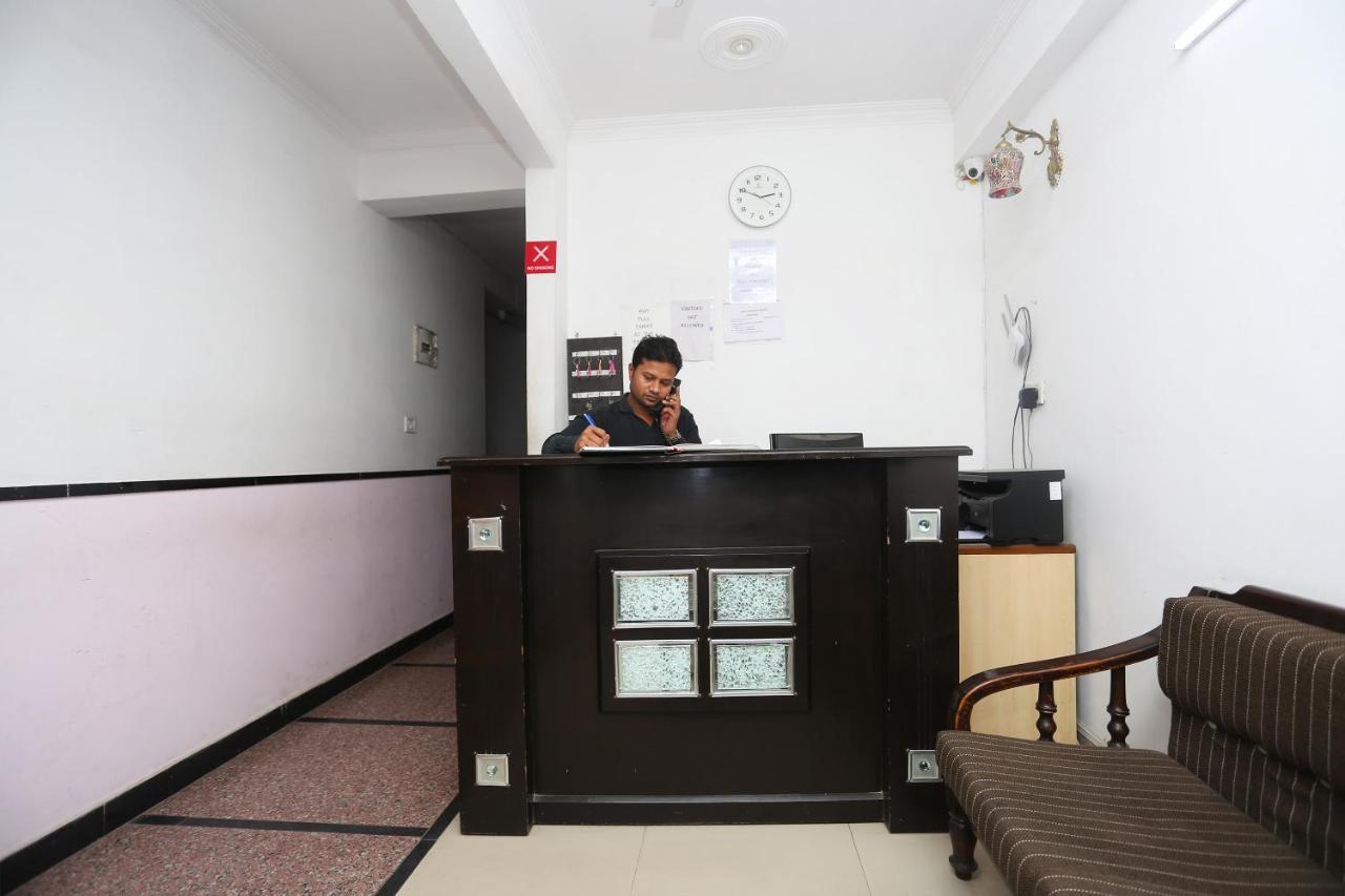 Hotel Oyo 8253 Golden Heights Nuova Delhi Esterno foto
