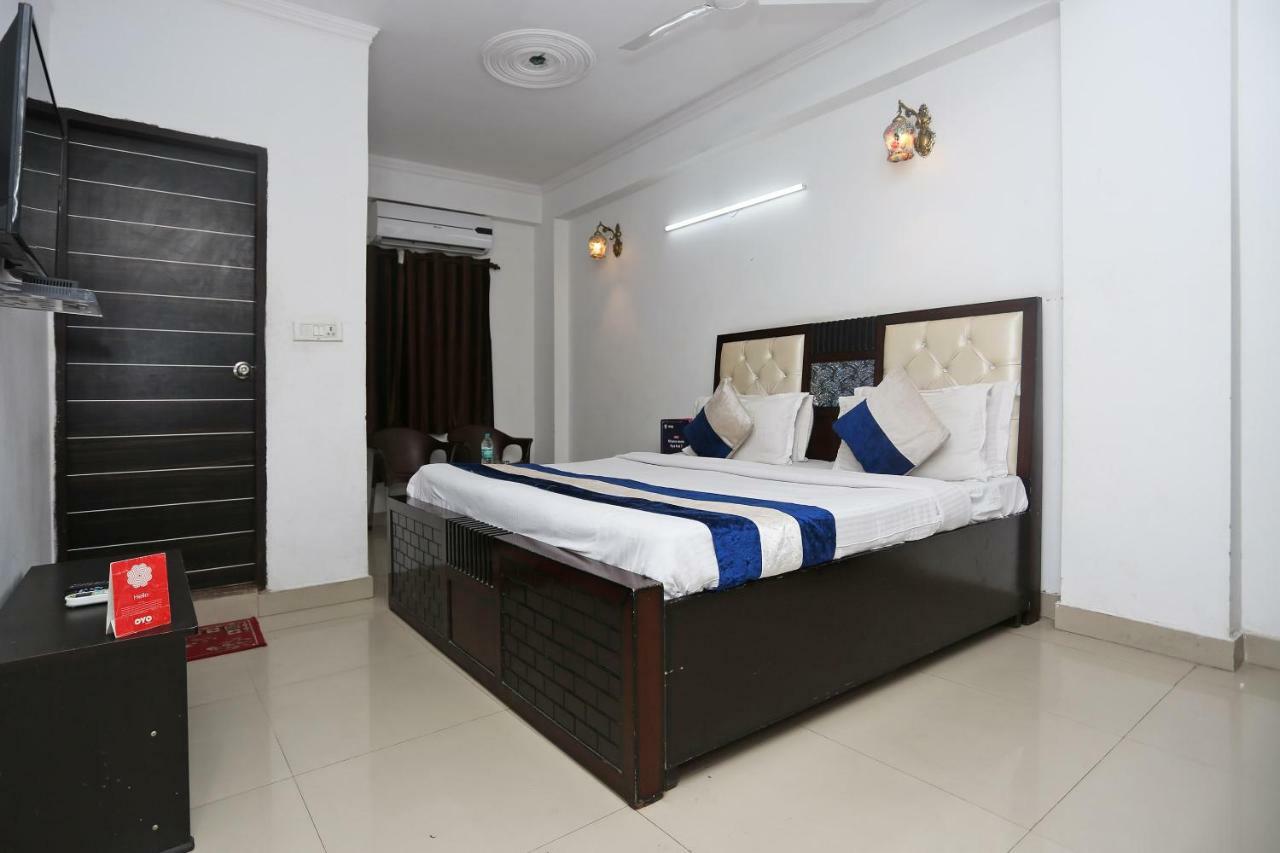 Hotel Oyo 8253 Golden Heights Nuova Delhi Esterno foto