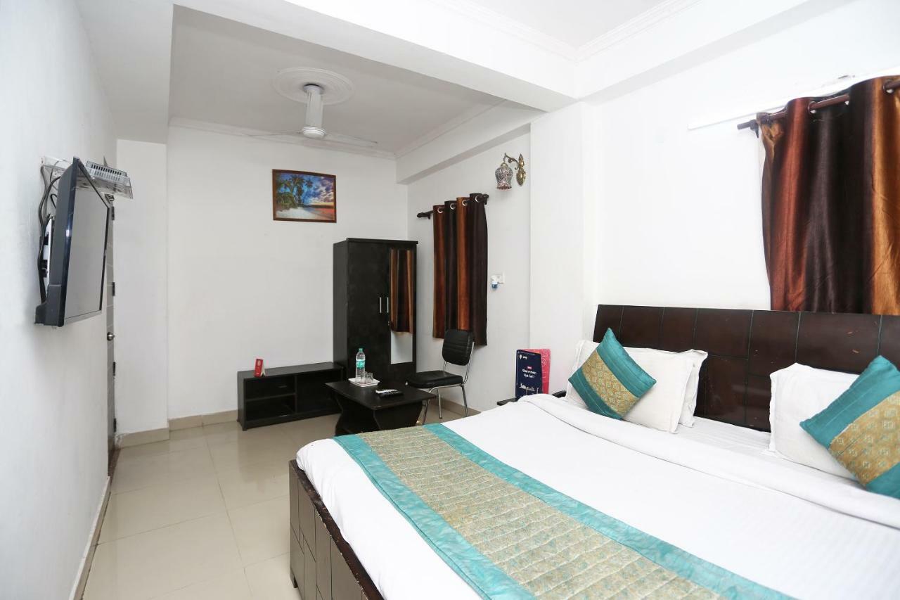 Hotel Oyo 8253 Golden Heights Nuova Delhi Esterno foto