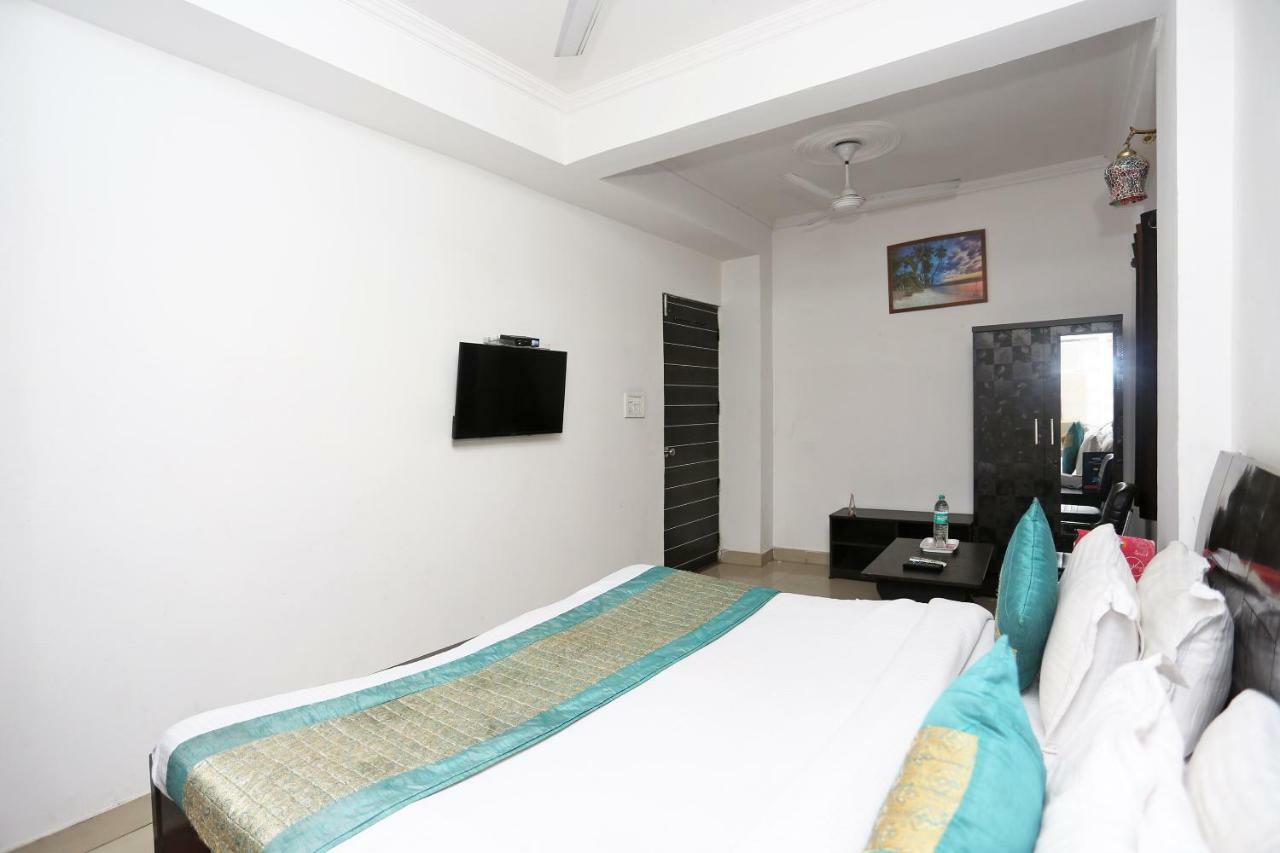 Hotel Oyo 8253 Golden Heights Nuova Delhi Esterno foto